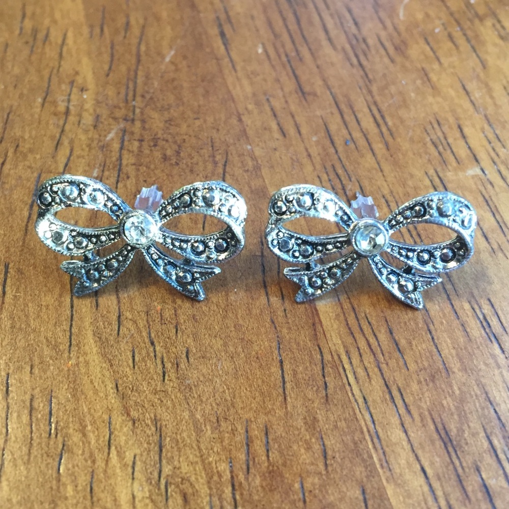 Bow stud earrings